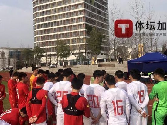 据《世界体育报》报道，巴萨方面认为，莱万应该更多出现在禁区，而不是回撤到中场。